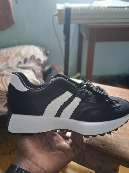 Chaussures Adidas noires et blanches