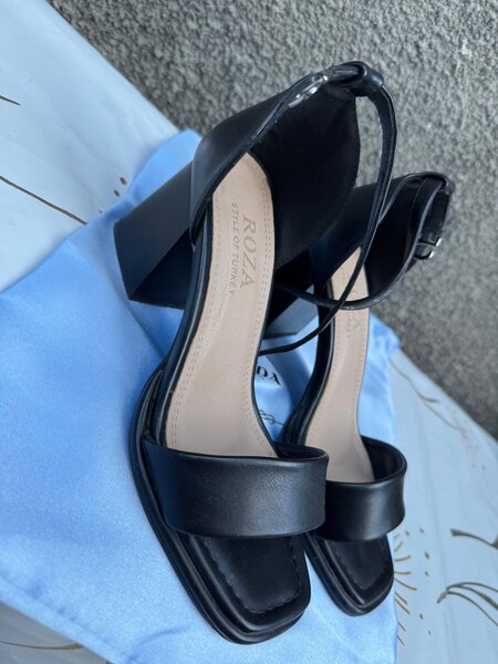 Продаю босоножки