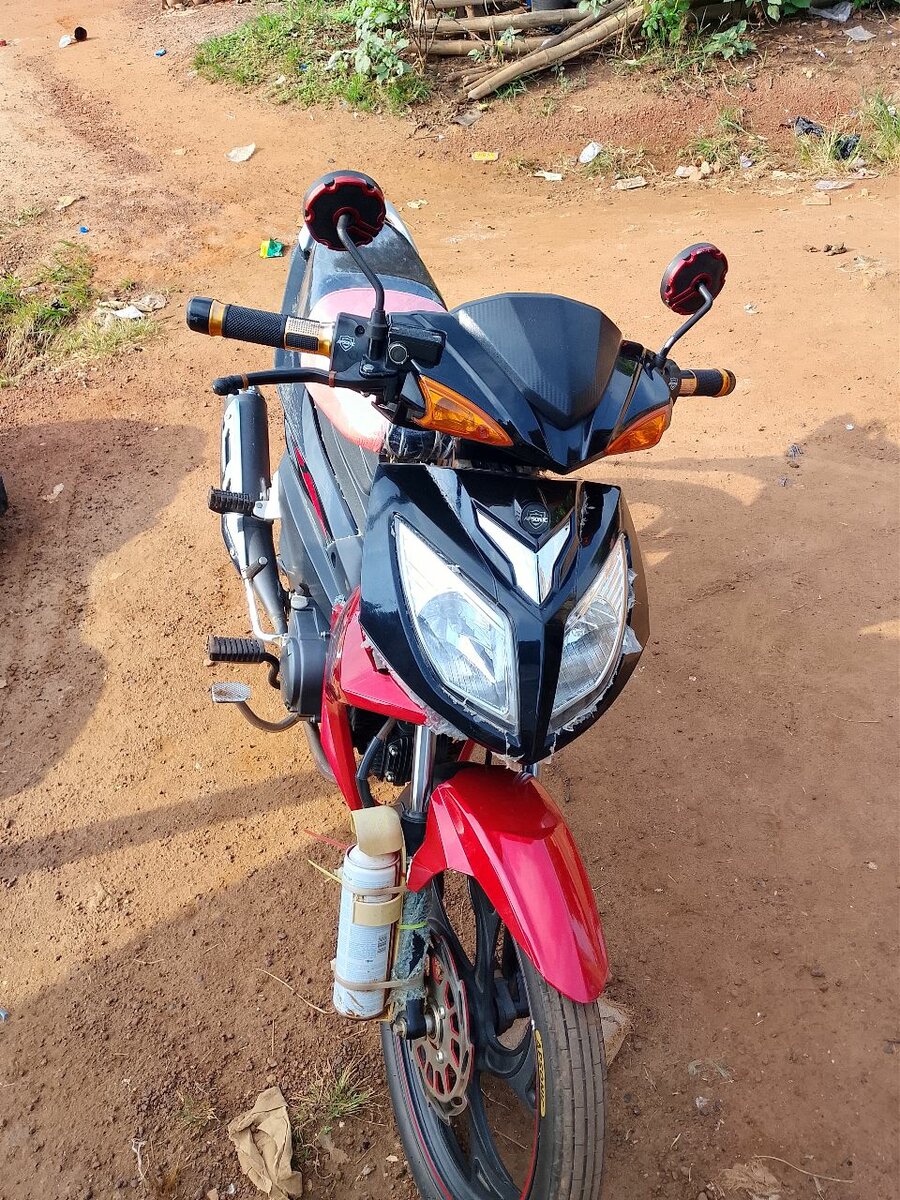 Moto sportive rouge élégante