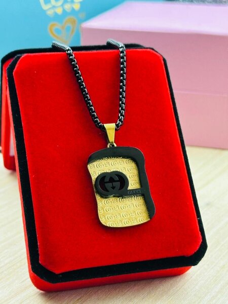 Collier avec pendentif en forme de carte Gucci