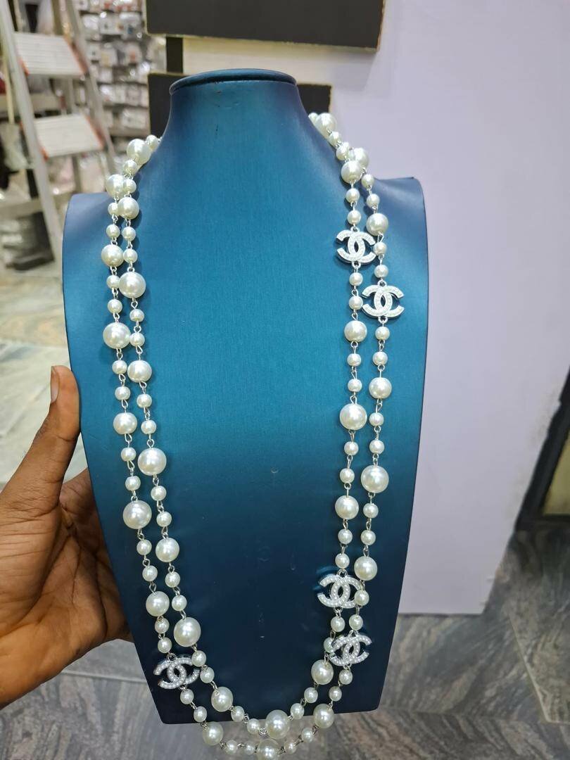 Long pearl necklace