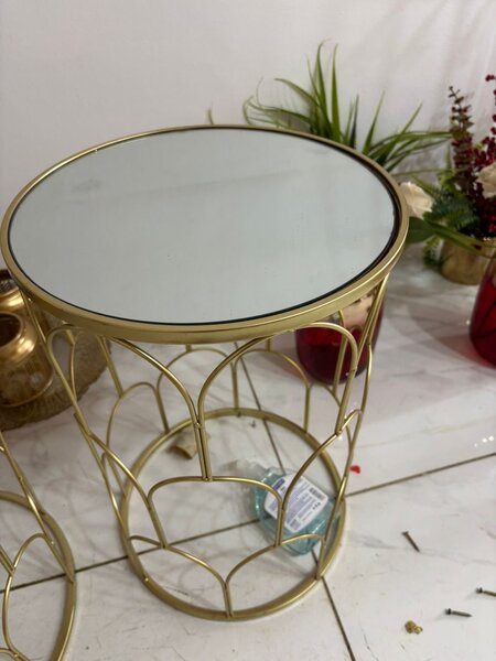 Table d'appoint en métal doré
