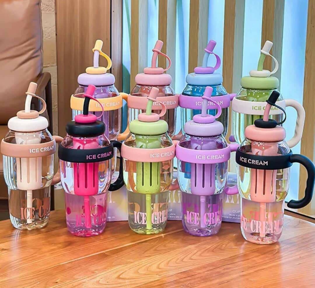 Bouteille d'eau colorée avec paille