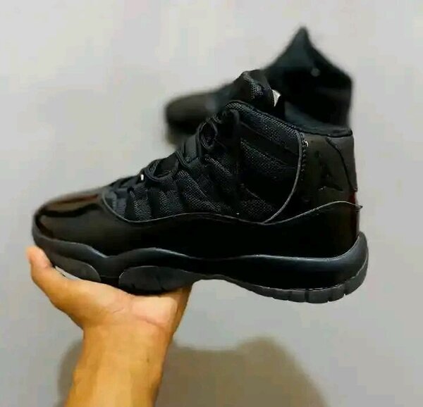 Ensemble de mode homme : T-shirt, chaussures et casquette