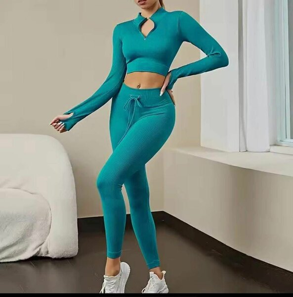 Ensemble sport femme élégant