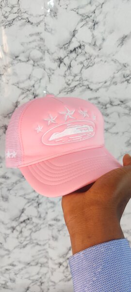 Casquette rose avec étoiles et logo