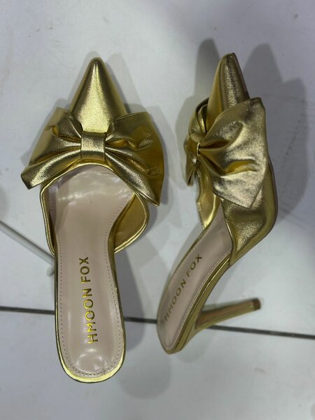 Chaussures à talons dorées élégantes