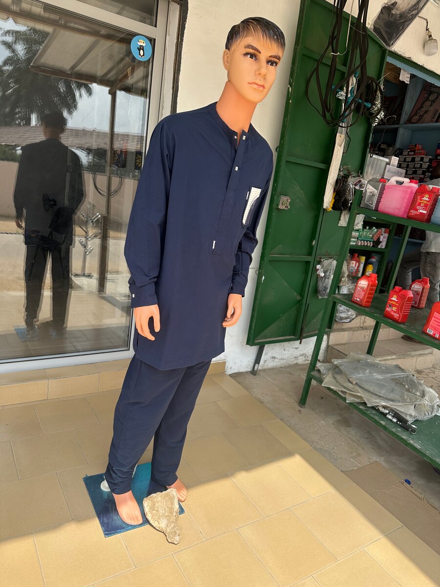 Ensemble homme bleu marine pour occasions spéciales