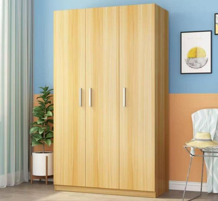 Armoire en bois spacieuse