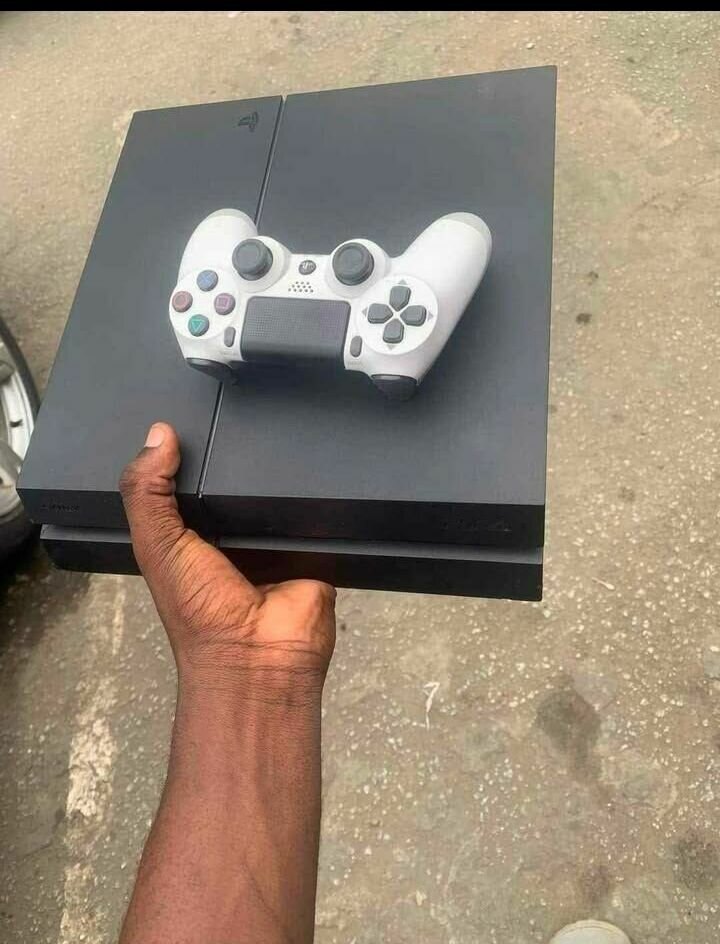 PlayStation 4 Slim avec manette