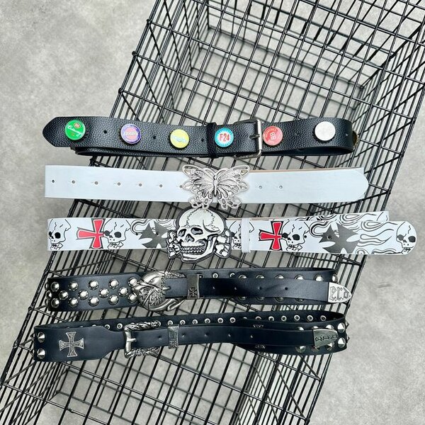 Ceinture punk rock en cuir avec clous et crâne