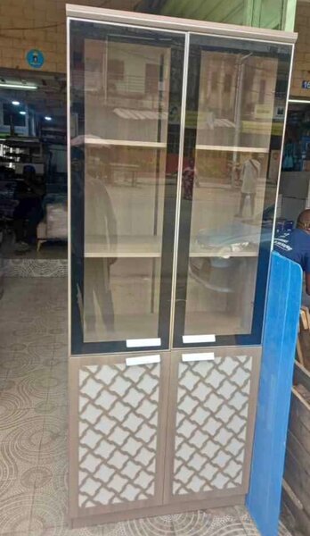 Armoire de rangement en bois avec portes vitrées