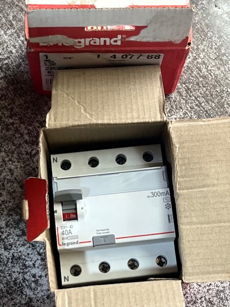 Disjoncteur intdifférentiel 4P