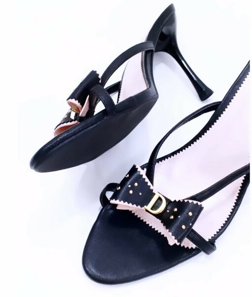 Black sandals with a bow