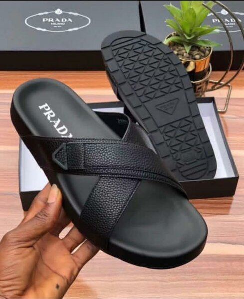 Sandales Plates Berluti en Cuir Noir