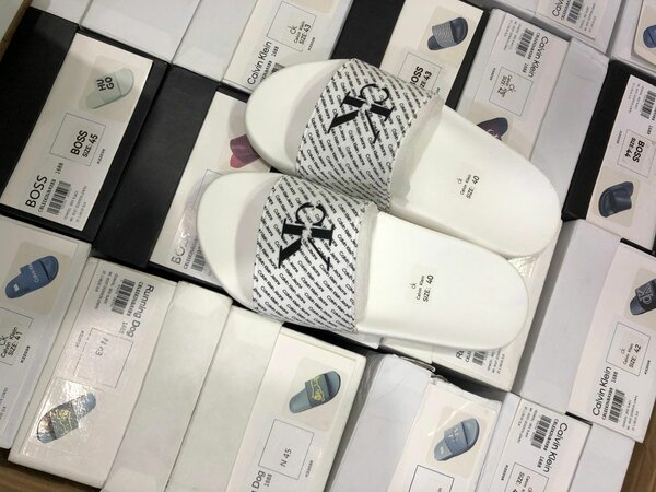 Claquettes estivales style CK