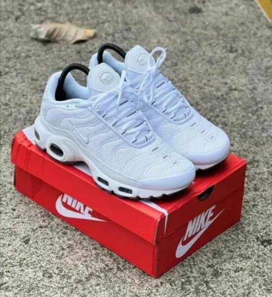 Baskets Nike blanches homme