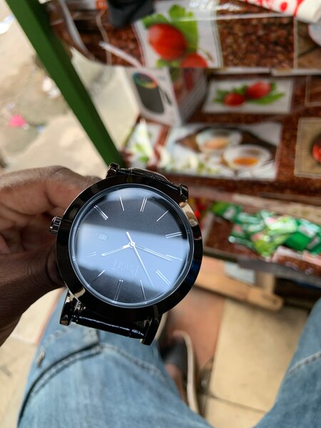 Montre élégante noire