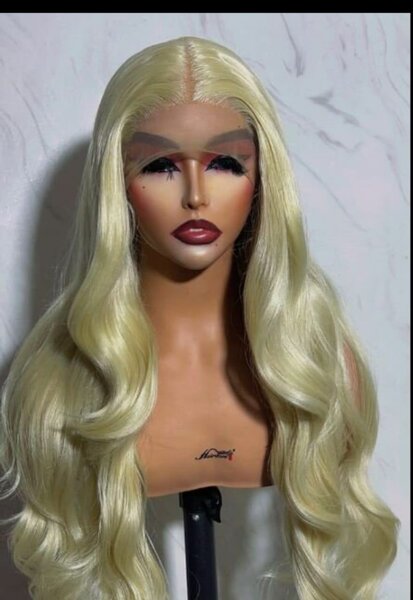 Perruque blonde ondulée avant-toit