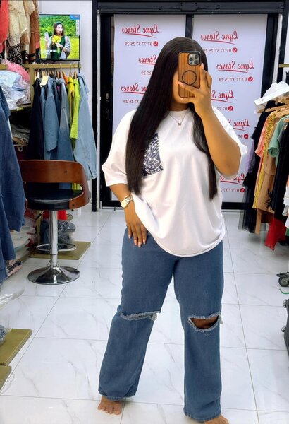 t-shirt blanc avec un jean