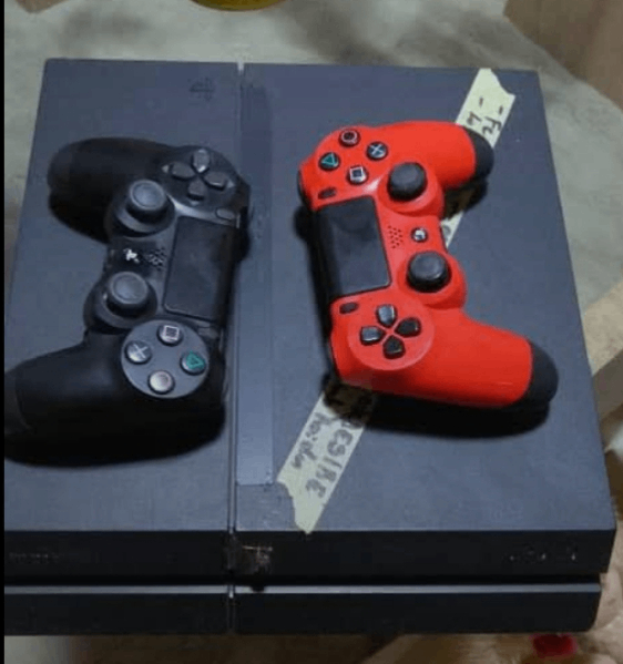 Console PS4 avec Manettes