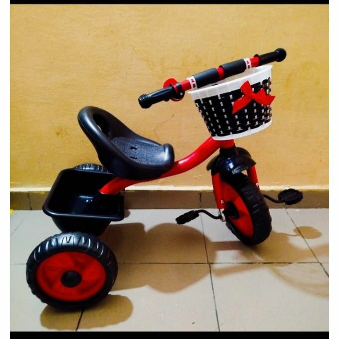 Tricycle rouge pour enfants avec panier