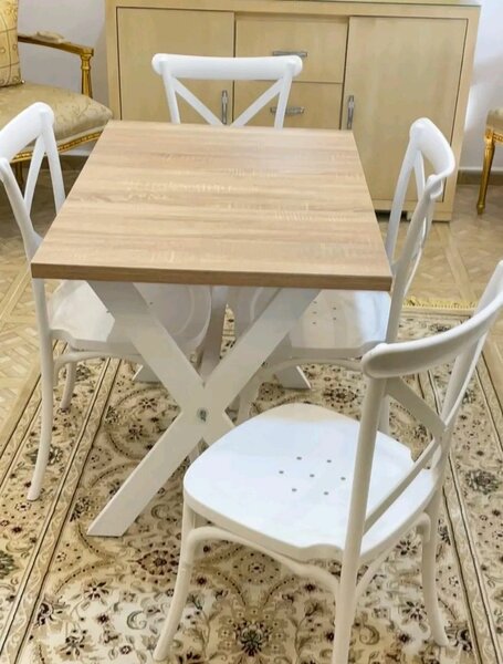 Table à manger en bois avec 4 chaises