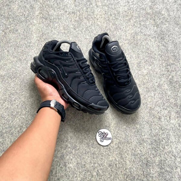 Basket noire Nike TN enfant