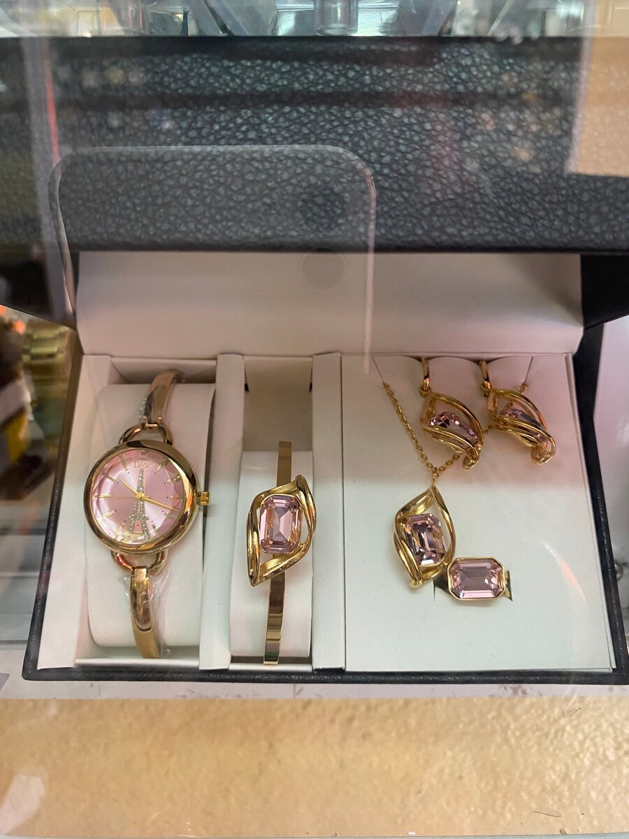 Ensemble bijoux dorés et montres