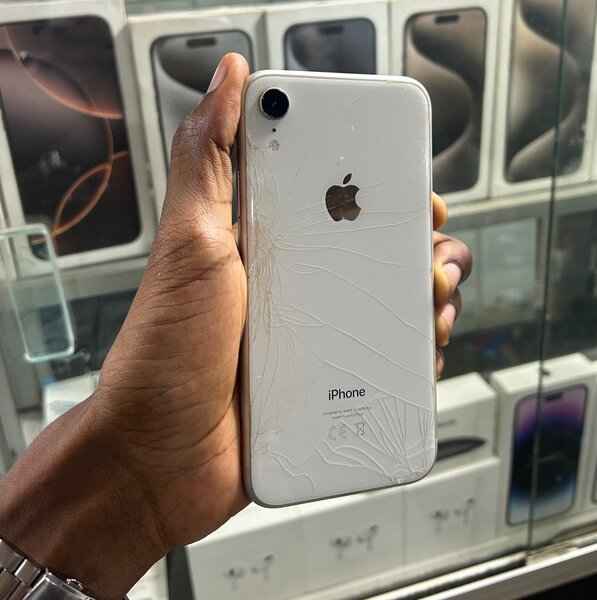 iPhone  XR 64Go dos fissuré