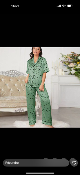 Pyjama en satin vert à pois