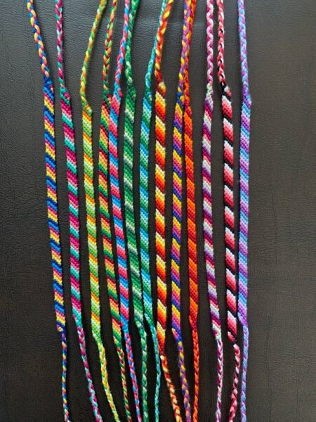 Bracelets d'amitié colorés