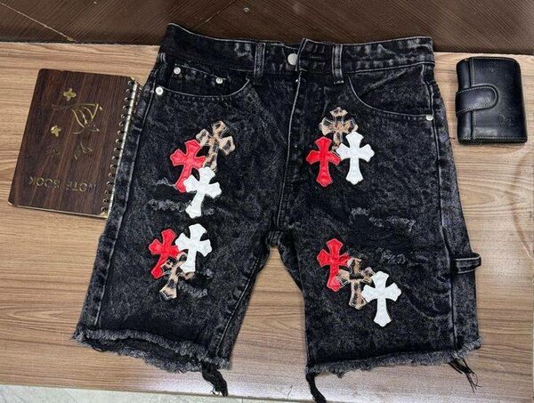 Jean court noir avec croix rouges et blanches