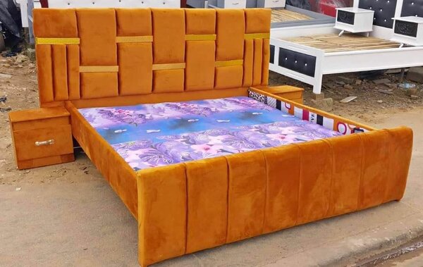 Lit adulte capitonné avec chevets intégrés