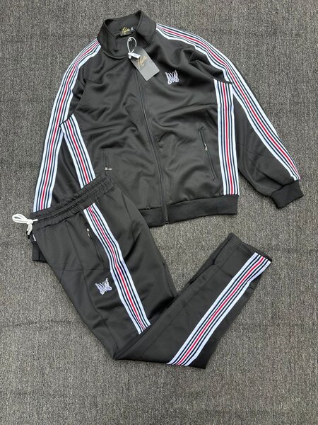 Ensemble survêtement noir avec bandes tricolores