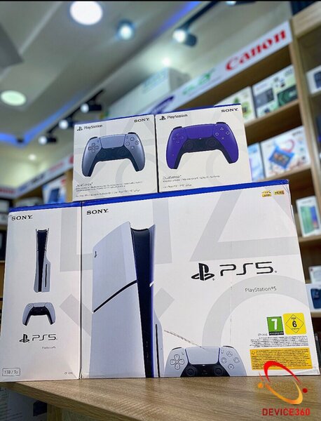 PS5    2 Games  2 controller