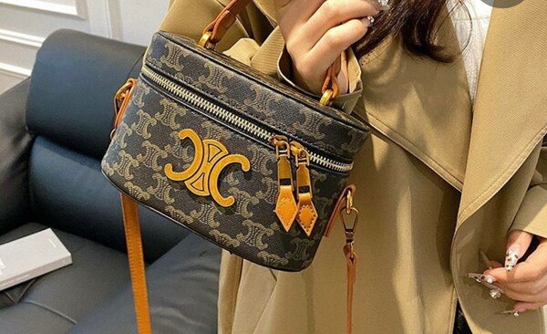 Sac à main et sandales élégants