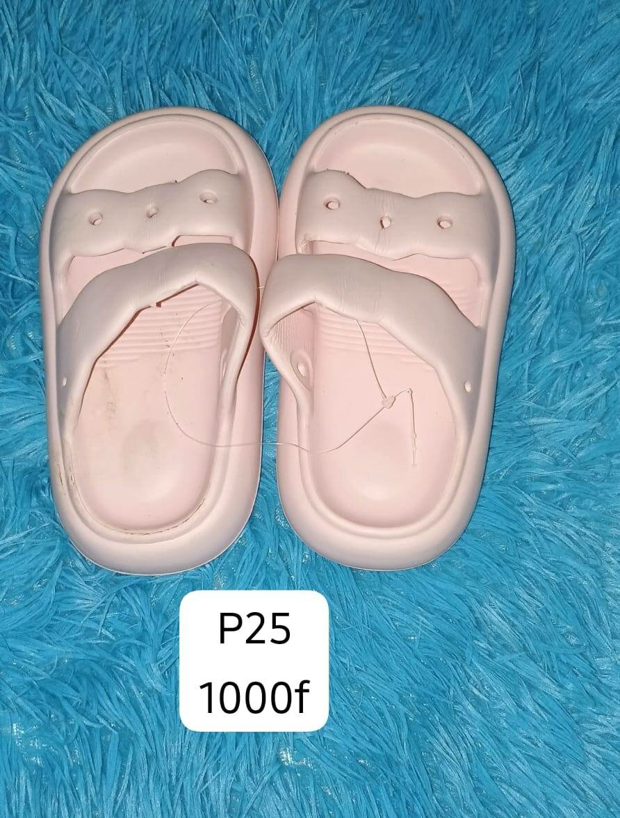 Sandales en plastique coloré