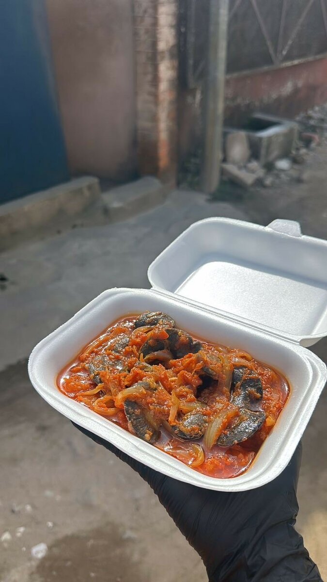 Escargot sauté et attieke