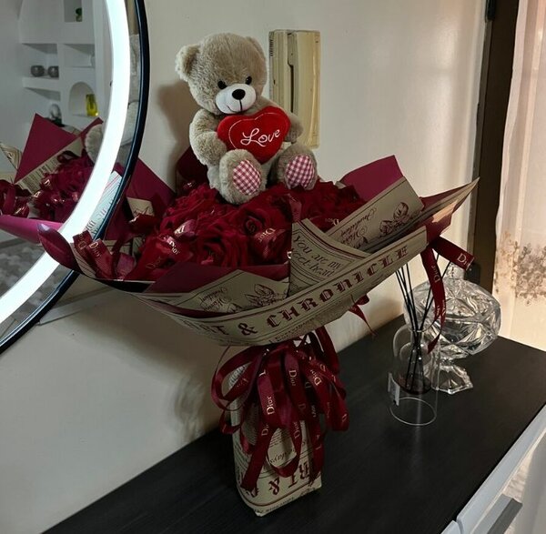 Bouquet de roses rouges avec ours en peluche