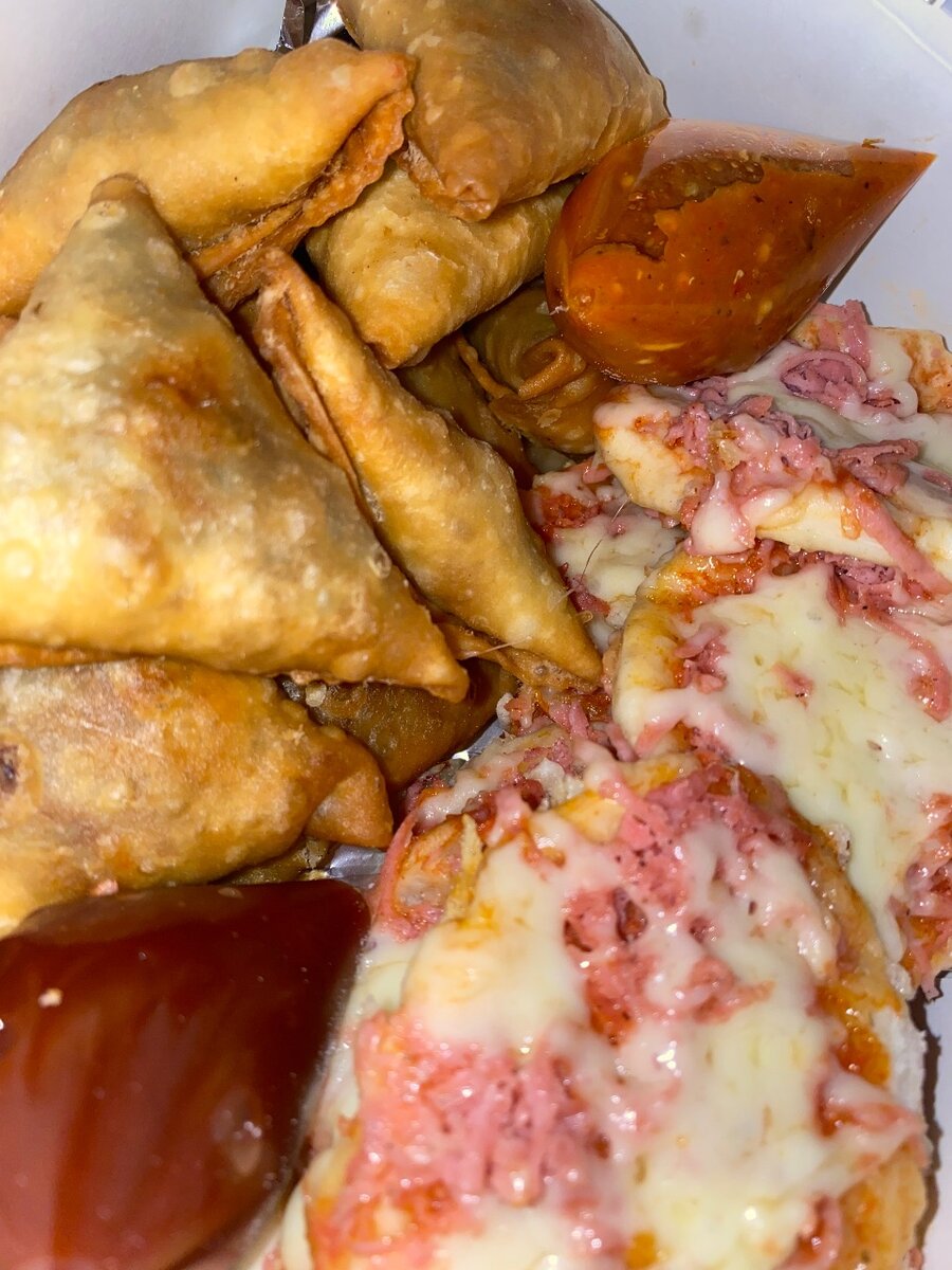 Melange de pizza et samoussa