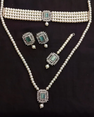 Beautiful Mala and chokar Pendant Formal Jewellery set