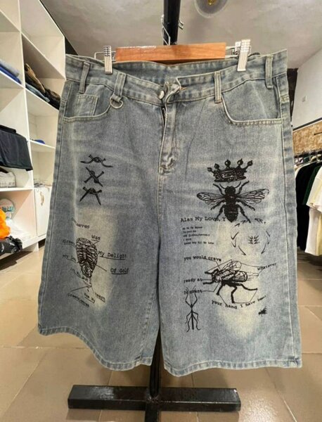 Short en jean imprimé graphique