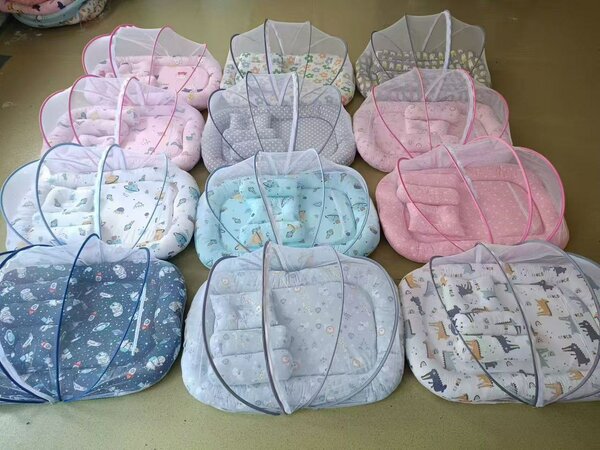 Couvre-lit bébé avec moustiquaire