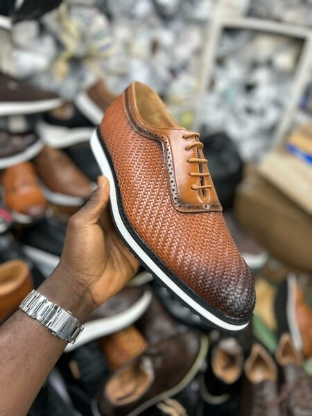 Chaussures habillées en cuir tressé