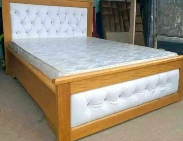 Lit en bois avec tête de lit capitonnée