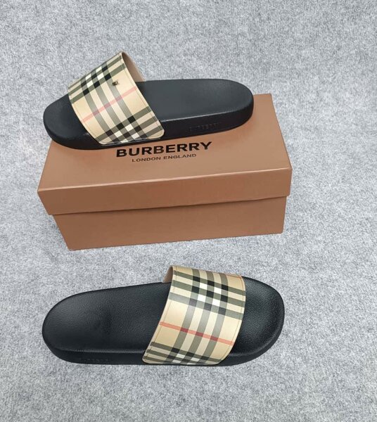 Claquettes Burberry tendance