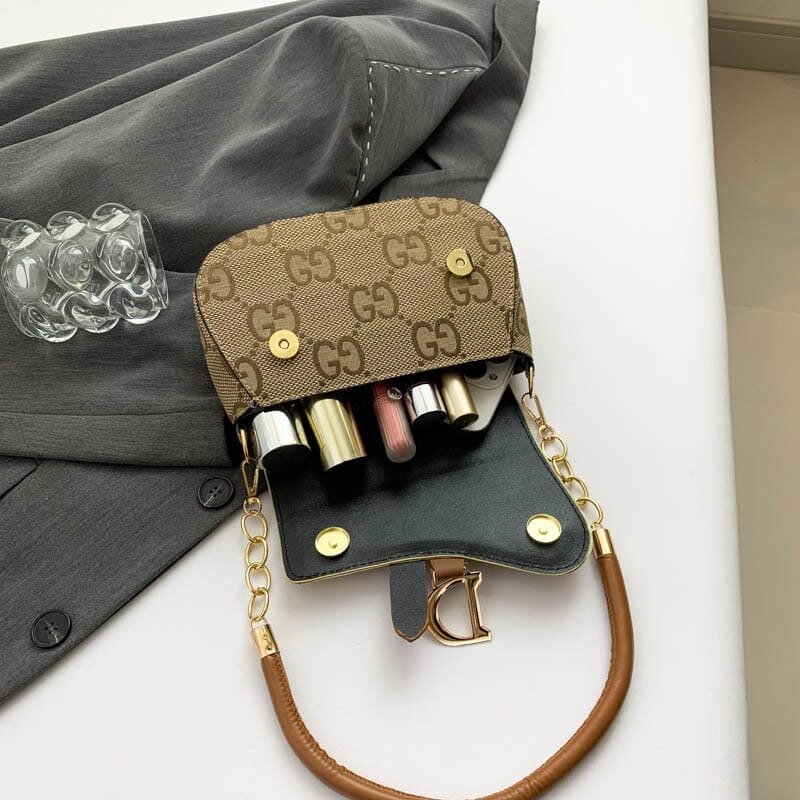 Sac à main en cuir + chapeau