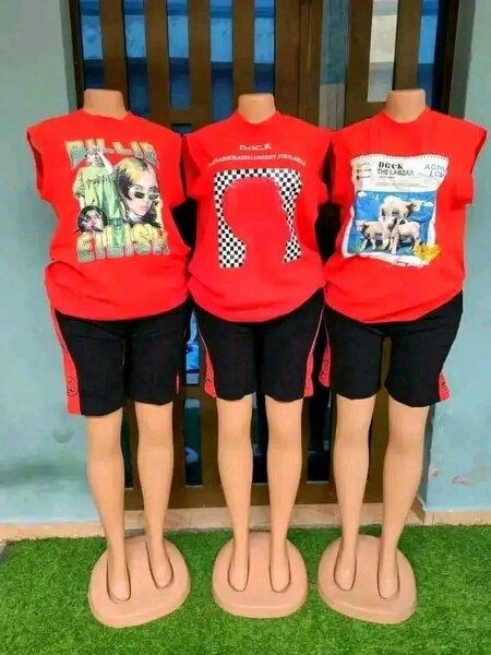 Vêtements pour femmes - T-shirts et robes à la mode