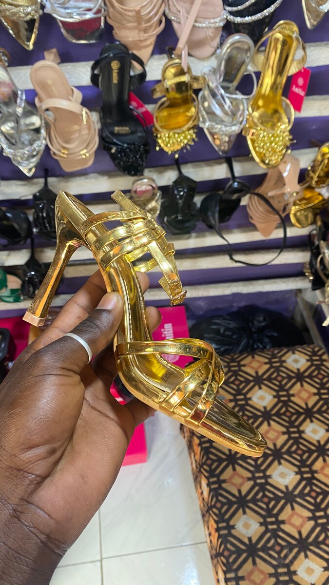 Chaussures à talons hauts transparents dorés